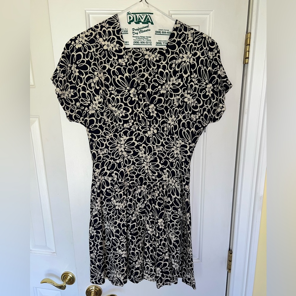 Retro Banana Republic Women’s Navy Blue and White Flowers Dress Size 8